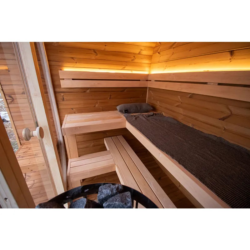 Leil Dice Comfy Gartensauna Innenraum mit Holzbänken, Liegebereich und warmer LED-Beleuchtung