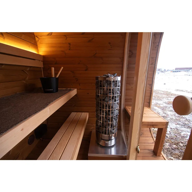 Leil Dice Comfy Gartensauna Innenraum mit Holzbänken, Saunaofen und Aufgussbereich von Leil Saunas