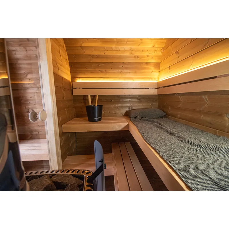 Leil Dice Dual Gartensauna Innenraum mit Holzbänken, Liegebereich und warmweißer LED-Beleuchtung von Leil Saunas