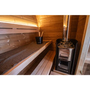 Leil Dice Dual Gartensauna Innenraum mit Holzbänken, Harvia Ofen und Saunaeimer
