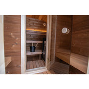 Leil Dice Dual Gartensauna von Leil Saunas mit zwei Räumen, Holzinnenraum mit Bänken, Saunaofen und Glastür