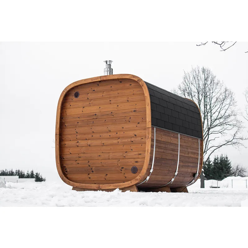 Leil Dice Dual Gartensauna von Leil Saunas mit zwei Räumen im Schnee, modernes Holzfass-Design mit schwarzem Dach
