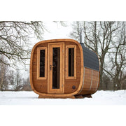 Leil Dice Dual Gartensauna von Leil Saunas mit Holzfassade, zwei Räumen und Saunaofen im Schnee