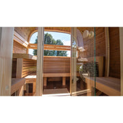 Leil Dice Dual Gartensauna von Leil Saunas mit Holzbänken, Glastür und Gartenblick
