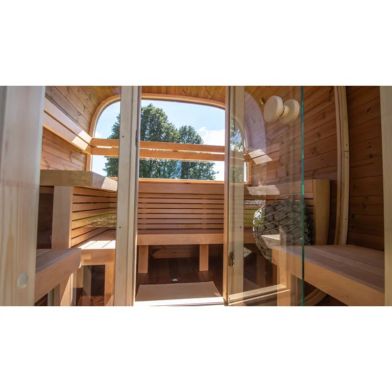 Leil Dice Dual Gartensauna von Leil Saunas mit Holzbänken, Glastür und Gartenblick