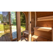 Leil Dice Dual Gartensauna von Leil Saunas mit Holzbänken, großen Panoramafenstern und Blick auf den Garten