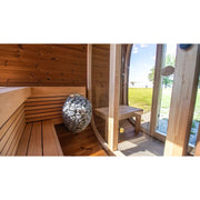 Leil Dice Dual Gartensauna von Leil Saunas: Innenraum mit Holzbänken, Saunaofen und Glastür mit Gartenblick