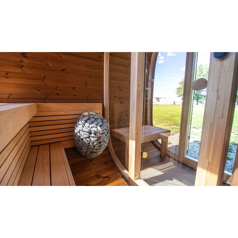 Leil Dice Dual Gartensauna von Leil Saunas: Innenraum mit Holzbänken, Saunaofen und Glastür mit Gartenblick