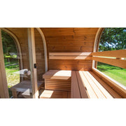 Leil Dice Dual Gartensauna von Leil Saunas mit Holzbänken, Panoramafenstern und grünem Garten im Hintergrund