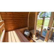Leil Dice Dual Gartensauna von Leil Saunas mit Holzbänken, Saunaofen und Glastür im Innenraum