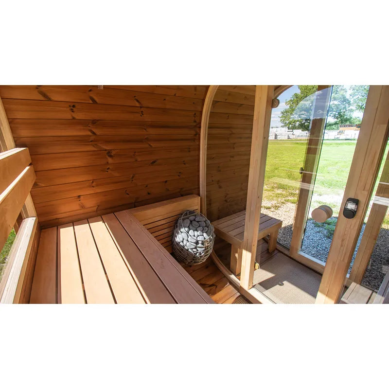 Leil Dice Dual Gartensauna von Leil Saunas mit Holzbänken, Saunaofen und Glastür im Innenraum