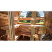 Leil Saunas Leil Dice Dual Gartensauna Innenraum mit Holzbänken, großen Fenstern und Saunasteine