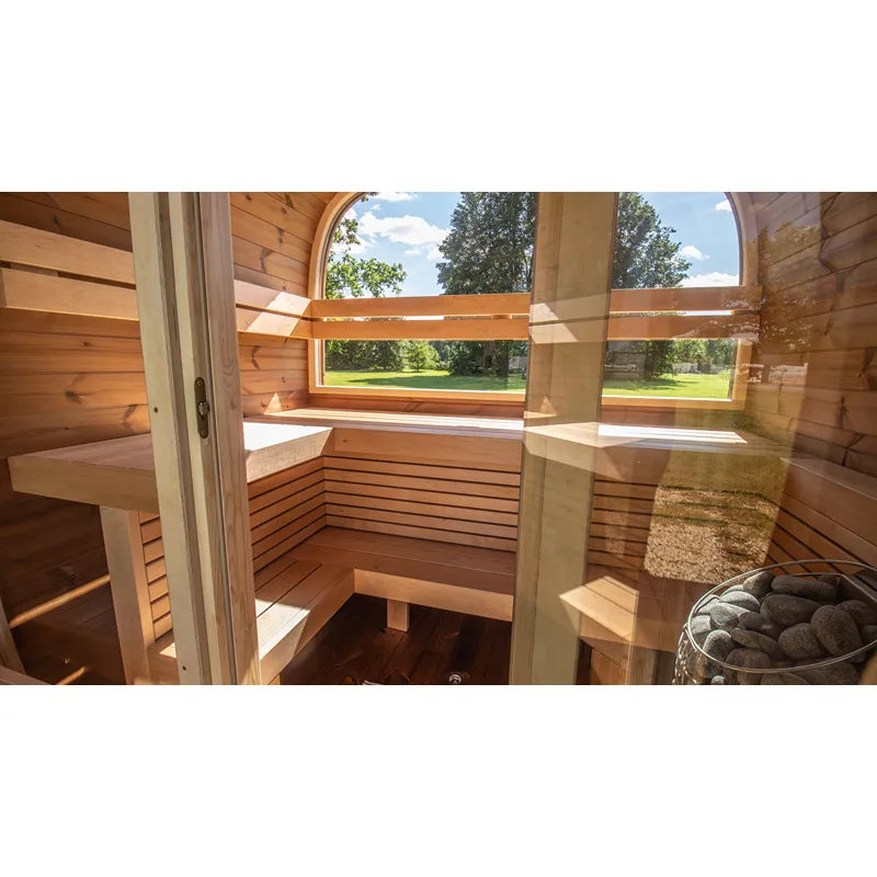 Leil Saunas Leil Dice Dual Gartensauna Innenraum mit Holzbänken, großen Fenstern und Saunasteine