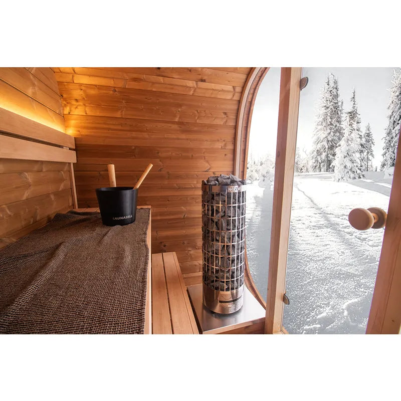 Leil Dice Pocket Gartensauna Innenraum mit Holzbänken, Saunaofen und Aufgusseimer in Winterlandschaft