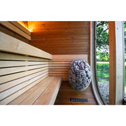 Leil Dice Pocket Gartensauna Innenraum mit Holzbänken, Saunaofen und Glastür zum Garten