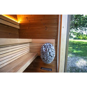 Leil Dice Pocket – Kompakte Gartensauna 4 Personen mit Holzbänken, Saunaofen und Gartenbück im Hintergrund