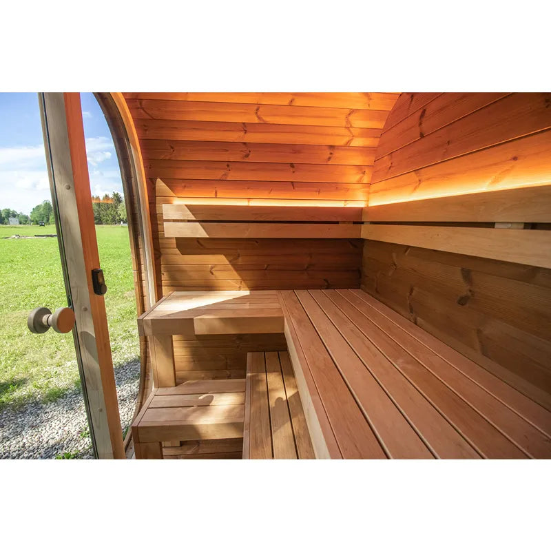 Leil Dice Pocket Gartensauna von Leil Saunas mit Holzbänken, offene Tür zeigt Innenraum im Garten