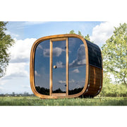 Leil Dice Pocket kompakte Gartensauna 4 Personen mit würfelförmigem Design, Holzrahmen und großer Glastür in grüner Gartenumgebung