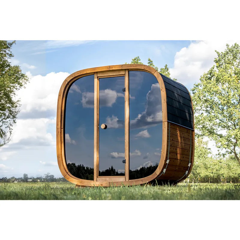Leil Dice Pocket kompakte Gartensauna 4 Personen mit würfelförmigem Design, Holzrahmen und großer Glastür in grüner Gartenumgebung