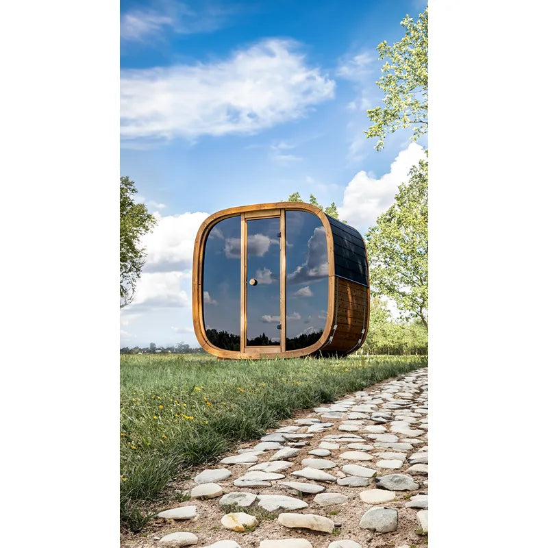 Leil Dice Pocket – Kompakte Gartensauna 4 Personen von Leil Saunas mit modernem Würfeldesign im grünen Garten