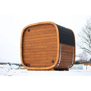 Leil Dice Pocket kompakte Gartensauna 4 Personen mit Holzfassade und schwarzem Dach im Schnee