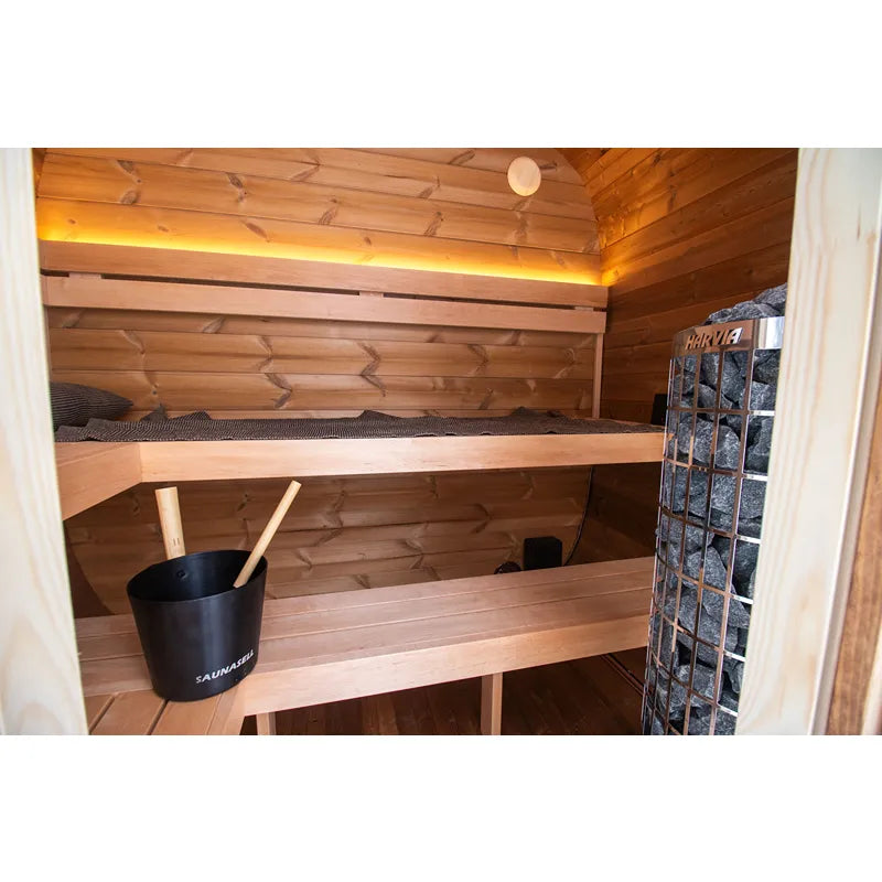 Leil Dice Pocket Gartensauna Innenraum mit Holzbänken, Saunaofen und Harvia Heizgerät