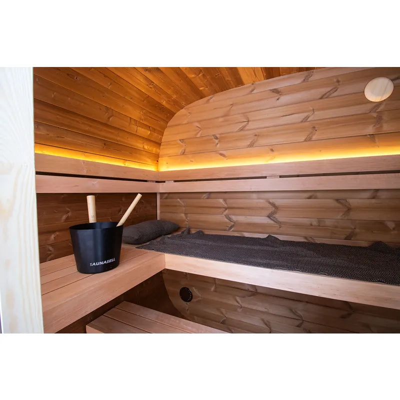 Leil Dice Pocket Gartensauna Innenraum mit Holzbänken, LED-Beleuchtung und Saunakübel