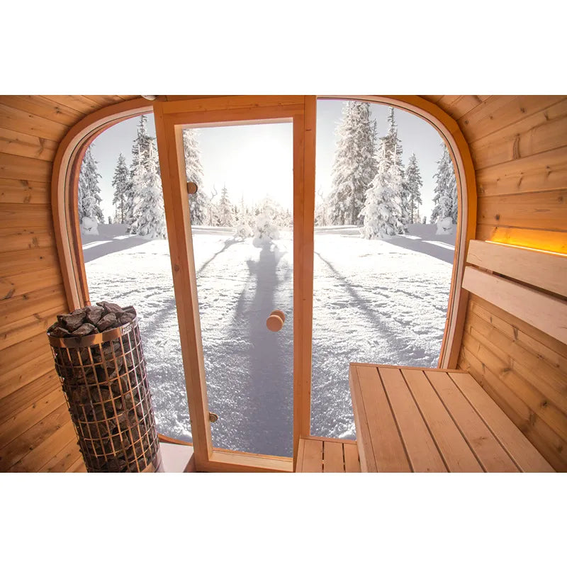 Leil Dice Pocket Gartensauna Innenraum mit Holzbänken, Saunaofen und Panoramafenster mit Schneewald-Aussicht