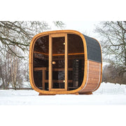 Leil Dice Pocket Gartensauna von Leil Saunas im Schnee, kompakte Saunakabine mit Holzverkleidung und großem Fenster