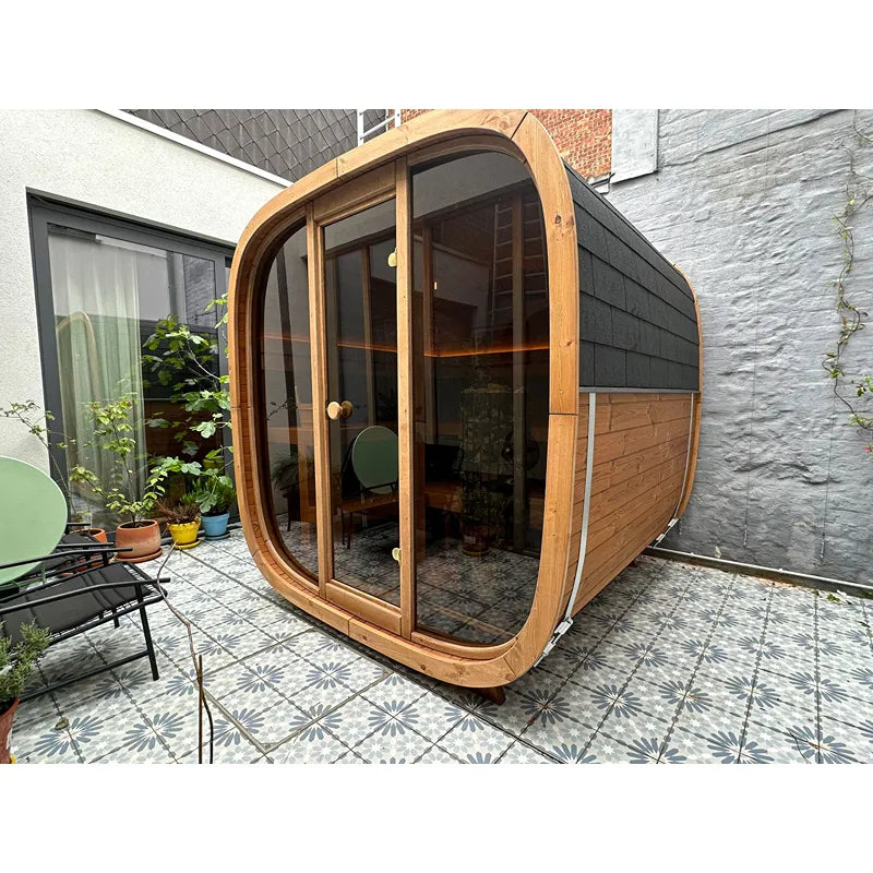 Leil® Dice Solo Gartensauna 5 Personen 4,5 m² mit Holzverkleidung und großen Glasfenstern im Garten