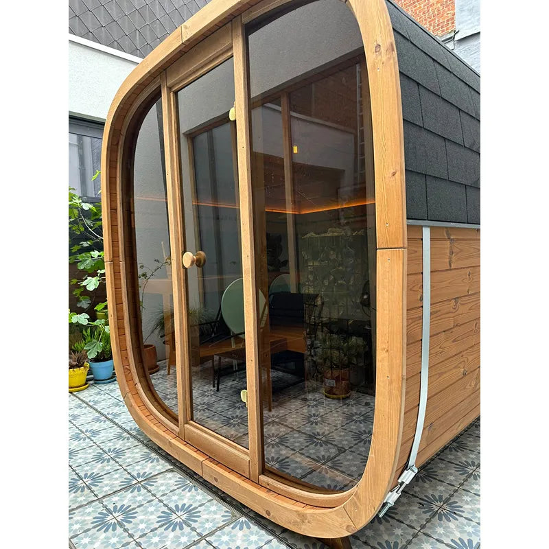 Leil® Dice Solo Gartensauna 5 Personen 4,5 m² mit Holzrahmen und großen Glasflächen im Garten