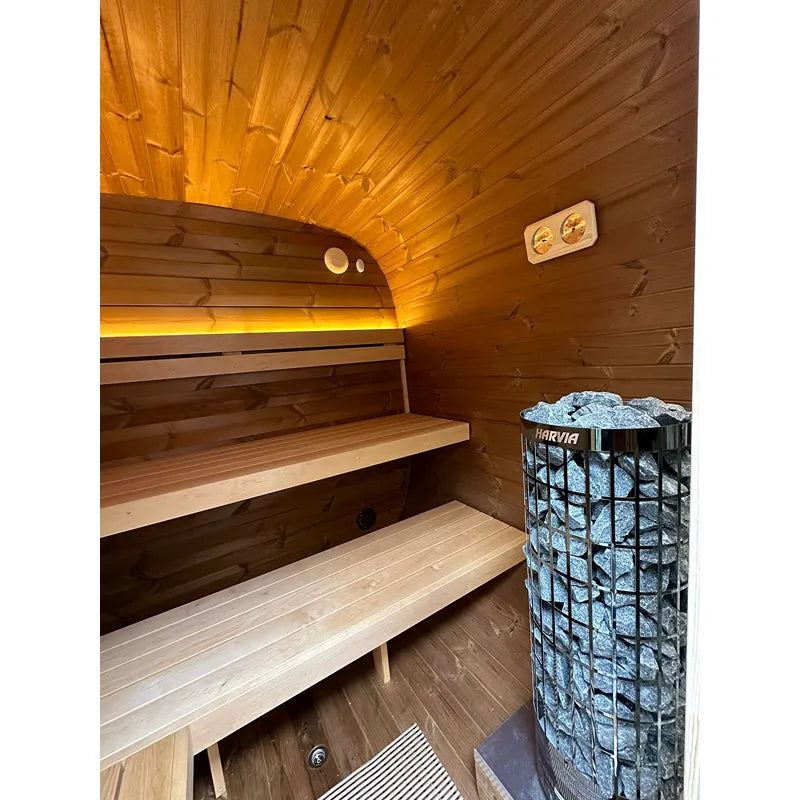 Leil® Dice Solo – Gartensauna 5 Personen 4,5 m² von Leil® Saunas: Innenraum mit Holzbänken, LED-Beleuchtung und Harvia-Saunaofen
