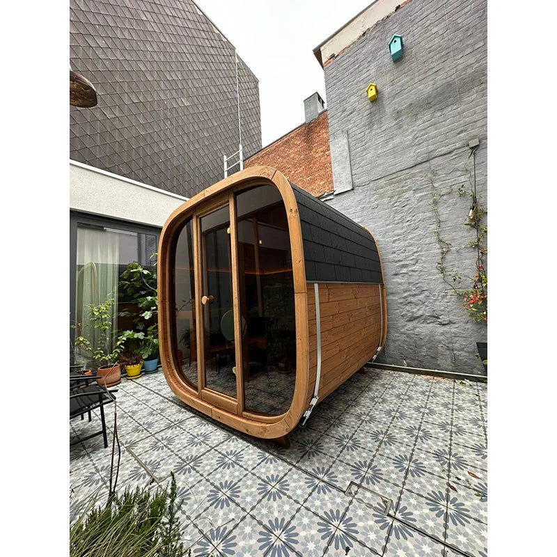 Leil® Dice Solo – Gartensauna 5 Personen 4,5 m² mit rundem Holzdesign und großen Glastüren im Gartenhof