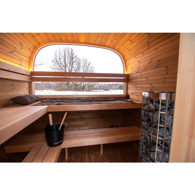 Leil® Dice Solo Gartensauna 5 Personen Innenraum mit Holzbänken, Saunaofen und großem Panoramafenster
