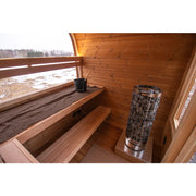 Leil® Dice Solo Gartensauna Innenraum mit Holzbänken, Saunaofen und Fensterblick