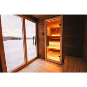 Leil® Patio L Gartensauna 5 Personen mit beleuchteter Holzbank-Innenraum und großen Glastüren zum verschneiten Garten