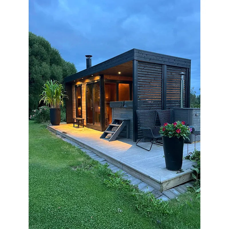 Leil Patio L Plus Gartensauna mit Überdachung von Leil Saunas im Garten mit beleuchteter Terrasse