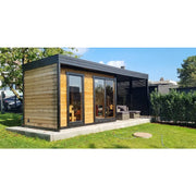 Leil Patio L Plus Gartensauna mit Überdachung von Leil Saunas im Garten mit schwarzem Dach und Holzfassade