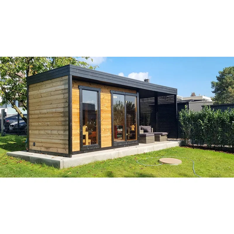 Leil Patio L Plus Gartensauna mit Überdachung von Leil Saunas im Garten mit schwarzem Dach und Holzfassade