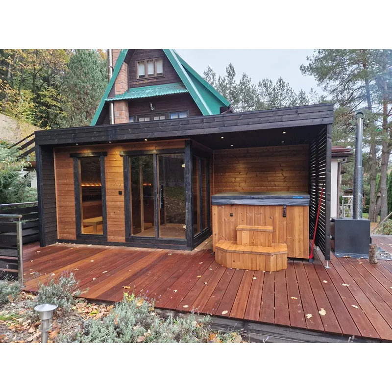 Leil Patio L Plus Gartensauna mit Überdachung, schwarzes Holzpavillon mit integriertem Whirlpool auf Holzterrasse