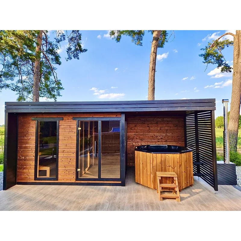 Leil Patio L Plus Gartensauna mit Überdachung und Whirlpool im Garten zwischen Bäumen