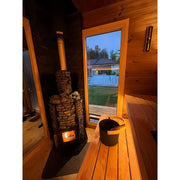 Leil Patio L Plus Gartensauna mit Überdachung – Innenraum mit Holzofen und Glastür zum Garten