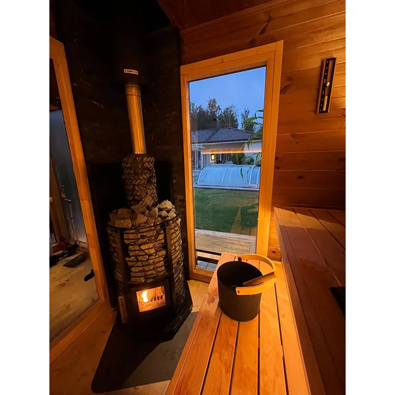 Leil Patio L Plus Gartensauna mit Überdachung – Innenraum mit Holzofen und Glastür zum Garten