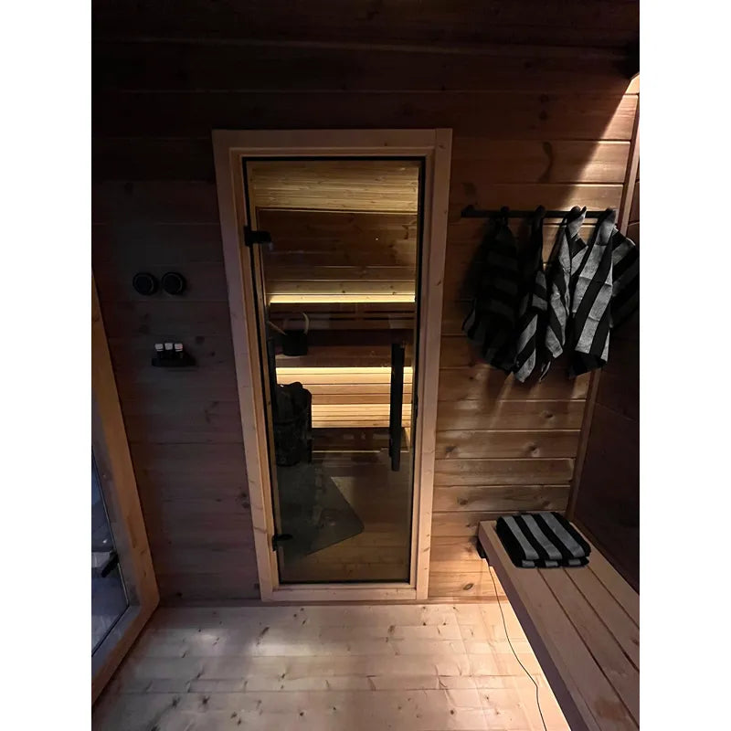 Leil Patio L Plus Gartensauna mit Überdachung von Leil Saunas, Innenansicht mit Holzbänken, Glastür und Beleuchtung