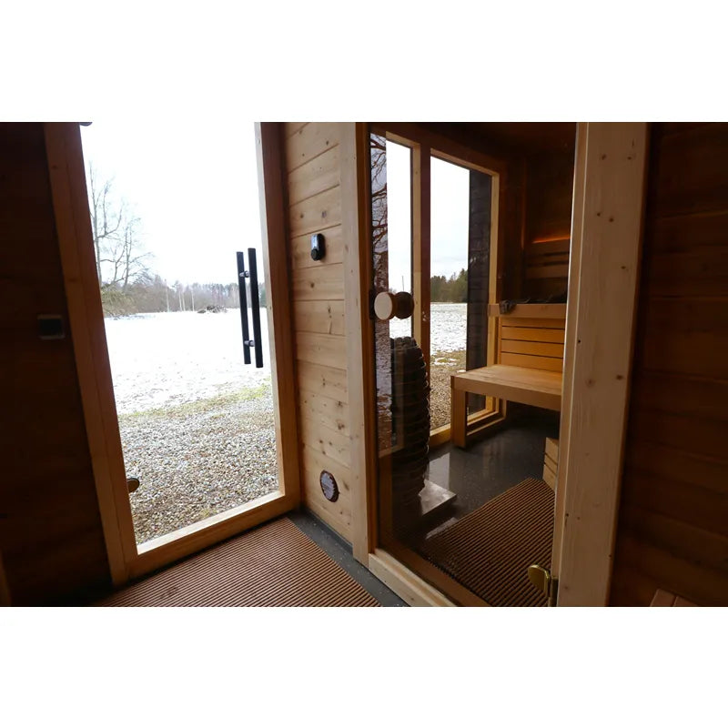 Leil Patio M Gartensauna 5 Personen 7,9 m² mit Holzverkleidung, offener Tür und Blick auf Seeumgebung