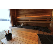 Leil Patio M Gartensauna Innenraum mit Holzbänken, Aufgusseimer und Saunazubehör