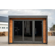 Leil Patio M Gartensauna 5 Personen mit Holzverkleidung und großen Glastüren, moderne Saunakabine im Außenbereich