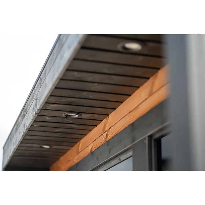 Leil Patio M Gartensauna – Detailaufnahme der Holzdecke und Dachanschluss mit dunklen Lamellen