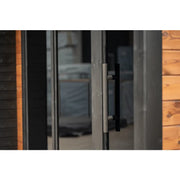 Leil Patio M Gartensauna – Nahaufnahme der Glasschiebetür mit Holzrahmen und Metallgriffen