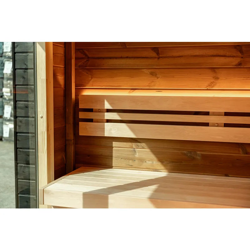 Leil Patio M Gartensauna – Innenraum mit Holzbänken und natürlicher Beleuchtung von Leil Saunas
